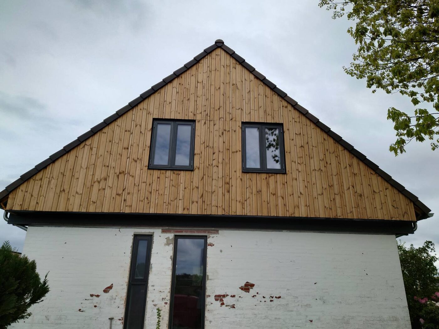 Det hvide hus med ny træ-gavl og tag